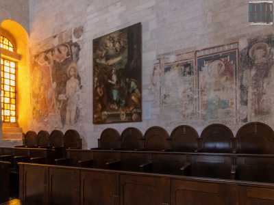 Dall�abside destro fanno capolino un dipinto del 1576 di Marco Pino da Siena raffigurante l�episodio evangelico dell�Adorazione dei pastori e due affreschi